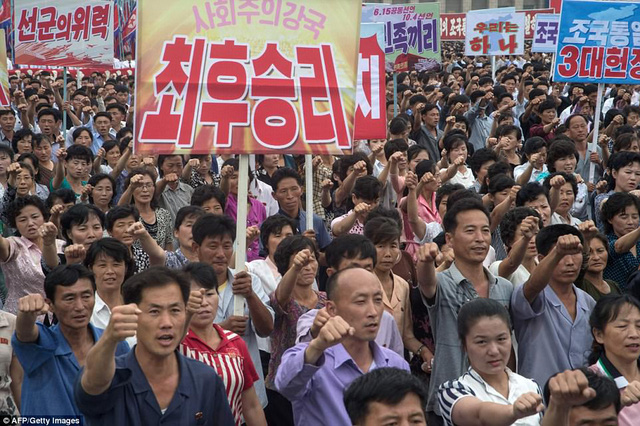 Cuộc tuần hành diễn ra đúng vào thời điểm Triều Tiên kỷ niệm tháng “Đấu tranh chống đế quốc Mỹ” - một sự kiện diễn ra thường niên tại Triều Tiên. (Ảnh: AFP)