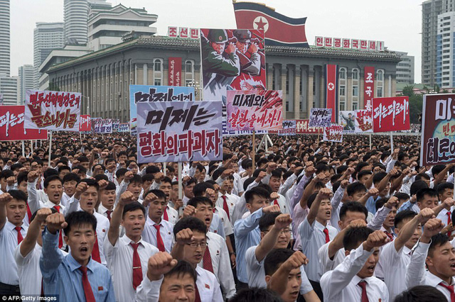 Hàng nghìn người Triều Tiên, chia thành từng nhóm nhỏ, đã tham gia cuộc tuần hành quy mô lớn tại Quảng trường Kim Nhật Thành ở thủ đô Bình Nhưỡng hôm nay 25/6. (Ảnh: AFP)