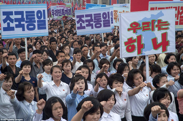 Đông đảo phụ nữ Triều Tiên tham gia tuần hành tại Quảng trường Kim Nhật Thành. Trên áo của mỗi người đều đeo huy hiệu in hình ảnh của các nhà lãnh đạo Triều Tiên. (Ảnh: AFP)