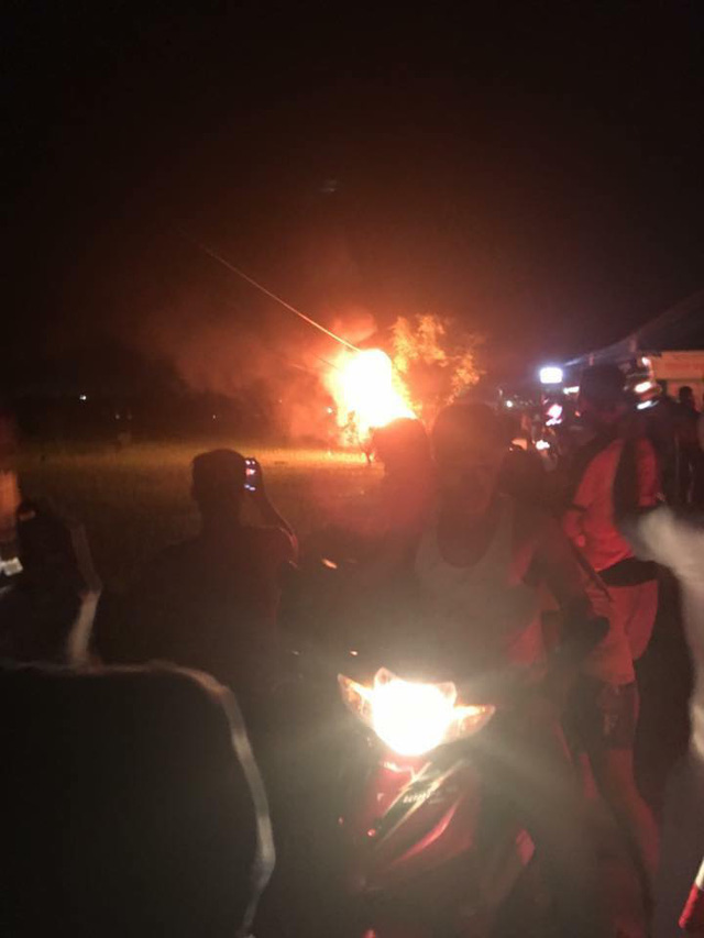 Những hình ảnh đập phá, đốt xe ô tô được lan truyền trên mạng xã hội. (Ảnh: T.L.)