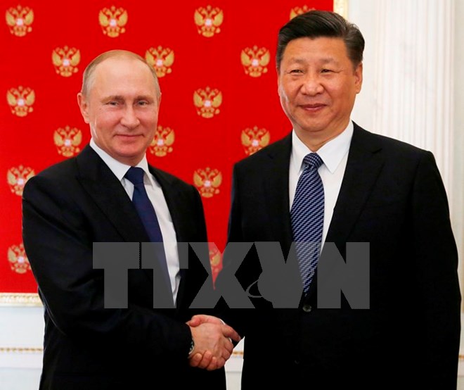 Tổng thống Nga Vladimir Putin (trái) và Chủ tịch Trung Quốc Tập Cận Bình. (Nguồn: EPA/TTXVN)