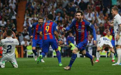 Messi ghi bàn trong trận El Classico gặp Real. Ảnh: Reuters.