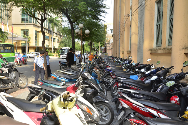 Bãi giữ xe nằm trên đường Hai Bà Trưng- Nguyễn Văn Bình được cấp phép để một hàng xe 2 bánh nhưng nhân viên ở đây lại để tới 2 hàng xe.