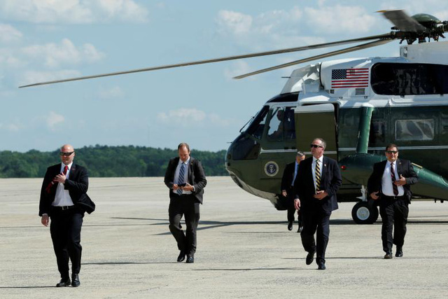 Mật vụ Mỹ di chuyển trên một trực thăng riêng, tháp tùng máy bay của Tổng thống Trump, tại căn cứ Andrews ngày 9/6.
