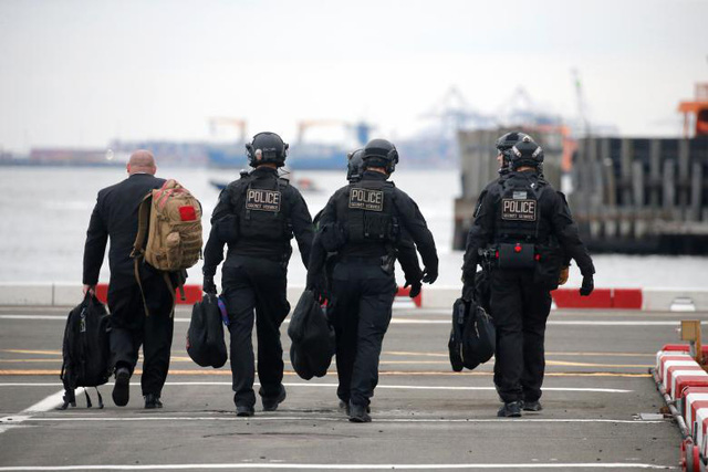 Các thành viên đội Mật vụ xuất hiện để đảm bảo an ninh trước khi trực thăng chở Tổng thống Trump hạ cánh ở New York hồi tháng 5.