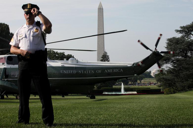 Mật vụ bảo đảm an ninh tại khu vực bãi cỏ phía nam Nhà Trắng trước khi trực thăng Marine One chở Tổng thống Trump cất cánh từ thủ đô Washington.