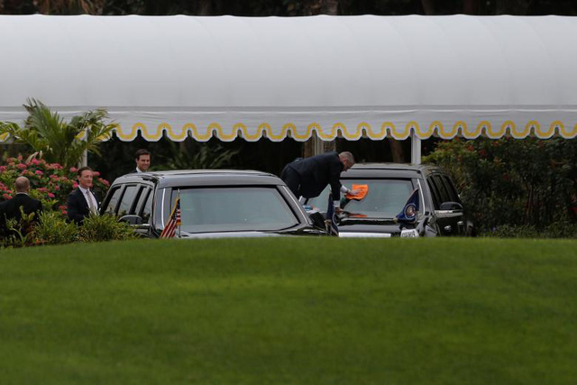 Mật vụ Mỹ lau xe limousine chở Tổng thống Trump trong lúc chờ nhà lãnh đạo tại câu lạc bộ Mar-a-Lago ở Palm Beach, bang Florida.