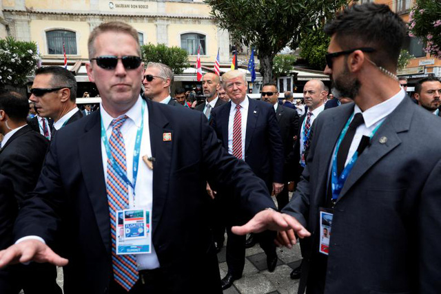 Mật vụ Mỹ cũng chịu trách nhiệm bảo vệ Tổng thống Trump trong các chuyến công du nước ngoài. Trong ảnh: Tổng thống Trump “lọt thỏm” trong vòng vây bảo vệ của Mật vụ khi ông tham dự hội nghị thượng đỉnh G7 ở Taormina, Sicily, Italy ngày 26/5.