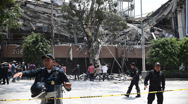   Nhiều tòa nhà đổ sập do động đất ở Mexico. (Ảnh: AFP)  