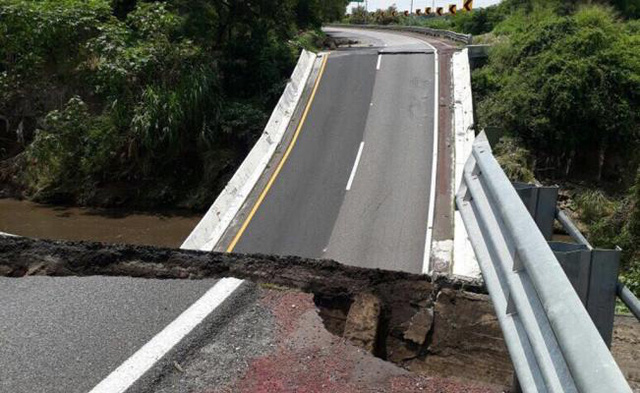   Một đoạn đường cao tốc Mexico-Acapulco bị sập do động đất. (Ảnh: BBC)  