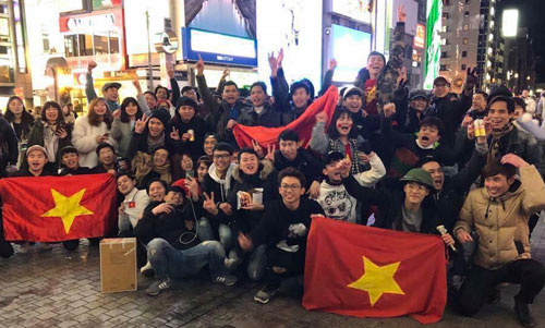 Du học sinh và cộng đồng người Việt tại thành phố Osaka (Nhật Bản) ăn mừng chiến thắng của U23 Việt Nam sau trận bán kết. Ảnh: NVCC.