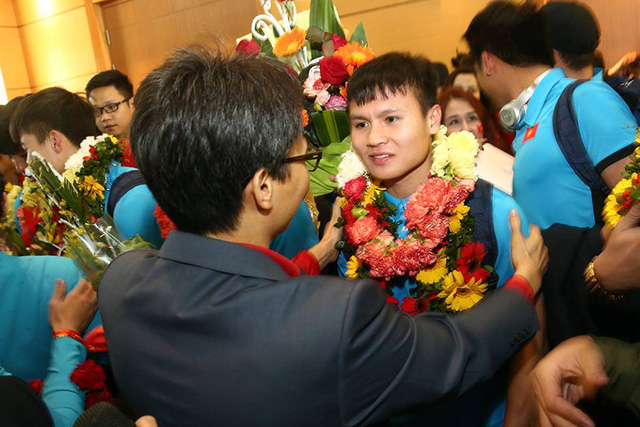 Phó Thủ tướng Vũ Đức Đam tặng hoa, chúc mừng cầu thủ Nguyễn Quang Hải