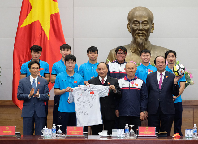   Đội trưởng Lương Xuân Trường trao tặng Thủ tướng chiếc áo có tất cả chữ ký của các tuyển thủ U23  