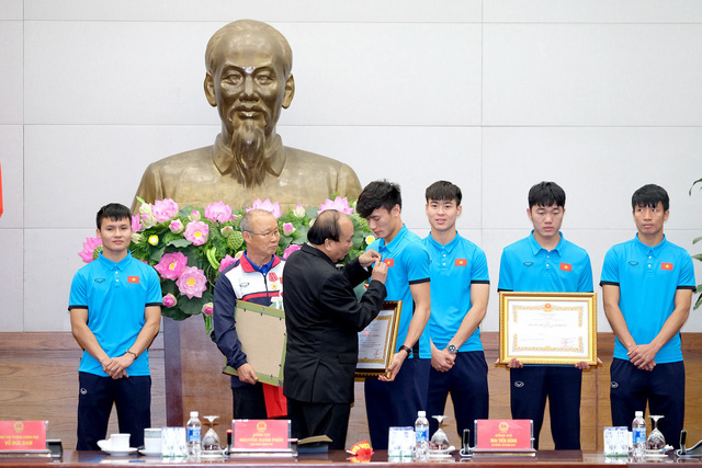   Thủ tướng trao Huân chương lao động hạng ba cho thủ môn Bùi Tiến Dũng  