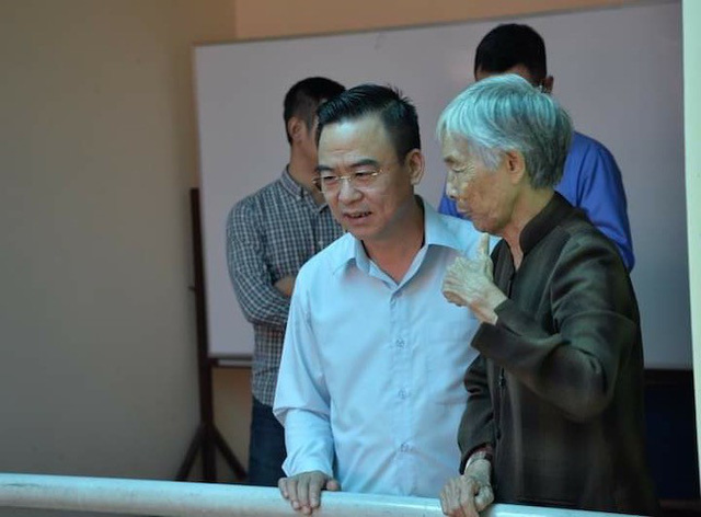 Trưởng Ban tiếp dân Trung ương Nguyễn Hồng Điệp trao đổi cùng bà Trần Thị Mỹ (77 tuổi) bên lề buổi đối thoại