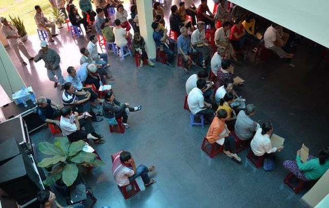 Người dân theo dõi buổi đối thoại qua màn hình tại Trung tâm Bồi dưỡng Chính trị quận 2
