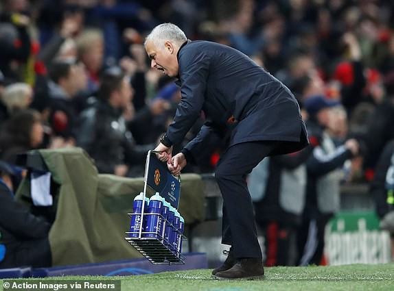   Sau khi vứt một giỏ chia nước xuống dưới, Mourinho đã túm lấy giỏ đựng chai nước thứ hai đang để ngoài biên  