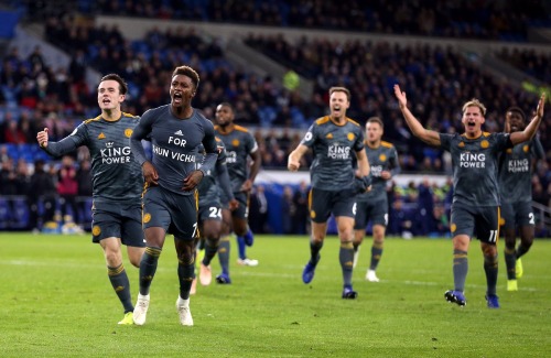 Toàn đội Leicester cùng nhau chung vui bàn thắng với cổ động viên. Ảnh: AFP.