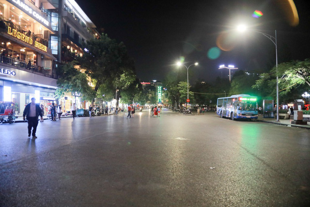 Khu vực gần quảng trường Đông Kinh Nghĩa Thục chỉ còn người đi bộ, xe máy đã bị cấm vào đây.