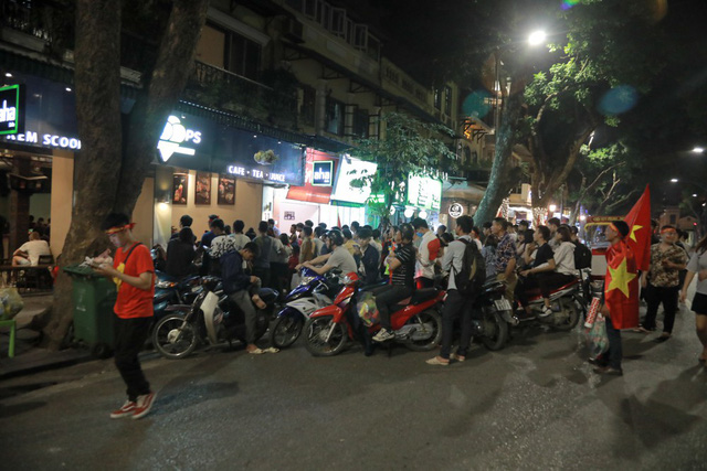 Nhiều người đang theo dõi trận đấu Việt Nam gặp Philippines trong khu vực rào chắn.