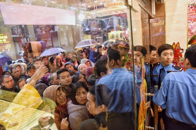 Người Hà Nội đội mưa rét xếp hàng mua vàng từ 4h sáng