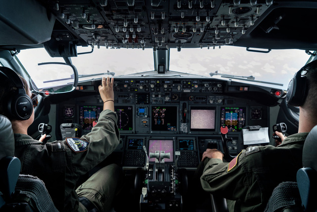 Các phi công Mỹ điều khiển máy bay P-8A Poseidon tuần tra trên Biển Đông trong tháng 9 (Ảnh: New York Times)