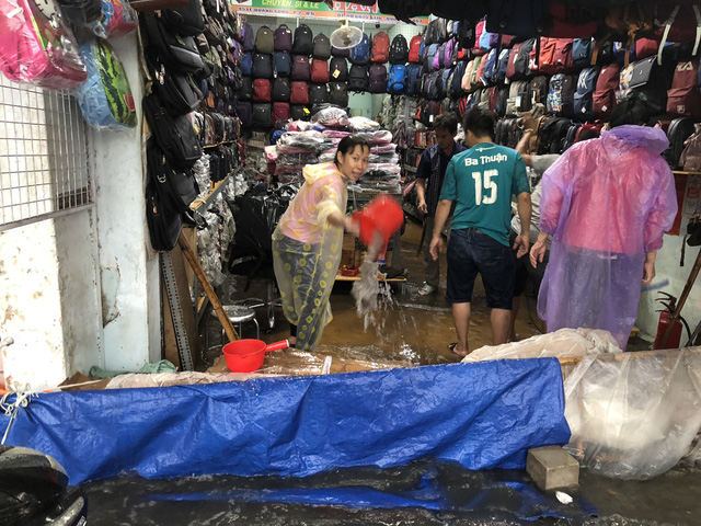 Nhiều cửa hàng bị nước mưa tấn công