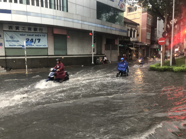Đường Châu Văn Liêm quận 5 cũng bị ngập lênh láng