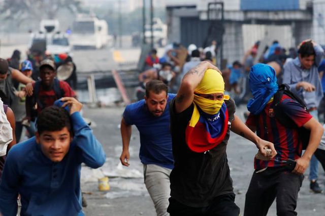 Cảnh tượng hỗn loạn như chiến trường tại Venezuela sau âm mưu đảo chính - 7