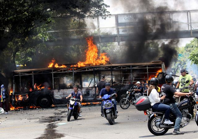 Cảnh tượng hỗn loạn như chiến trường tại Venezuela sau âm mưu đảo chính - 11