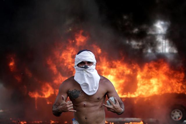 Cảnh tượng hỗn loạn như chiến trường tại Venezuela sau âm mưu đảo chính - 8