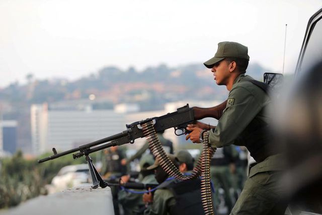 Cảnh tượng hỗn loạn như chiến trường tại Venezuela sau âm mưu đảo chính - 4