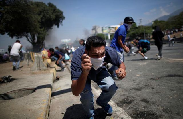 Cảnh tượng hỗn loạn như chiến trường tại Venezuela sau âm mưu đảo chính - 14