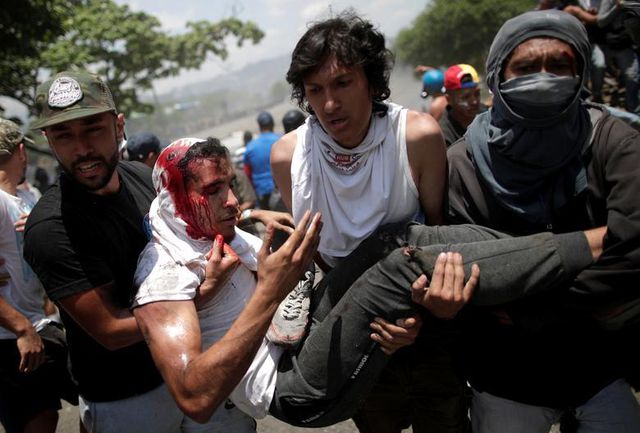 Cảnh tượng hỗn loạn như chiến trường tại Venezuela sau âm mưu đảo chính - 9