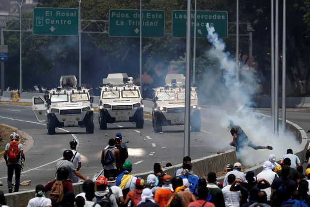Cảnh tượng hỗn loạn như chiến trường tại Venezuela sau âm mưu đảo chính - 6