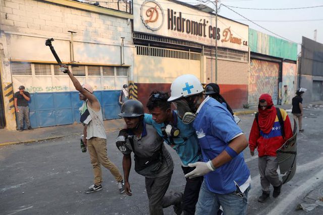 Cảnh tượng hỗn loạn như chiến trường tại Venezuela sau âm mưu đảo chính - 15