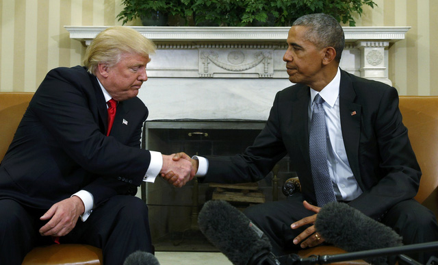 Tổng thống Barack Obama bắt tay người kế nhiệm Donald Trump trong cuộc gặp tại Nhà Trắng hôm 10/11 (Ảnh: Reuters)
