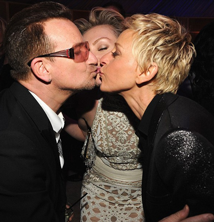 Nụ hôn ngọt ngào của Bono (nhóm U2), MC Ellen Degeneres và vợ của cô - Portia