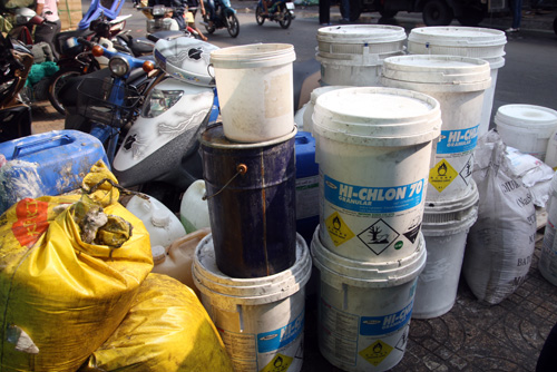 Hàng chục thùng chứa hóa chất được đưa ra ngoài đường. Ảnh: An Nhơn