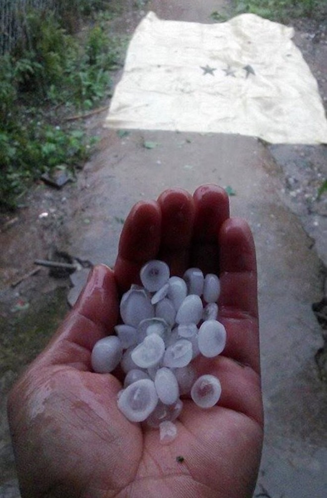 Trận mưa xảy ra tại xã Mai Sơn vào chiều 29/3 có kèm theo đá.