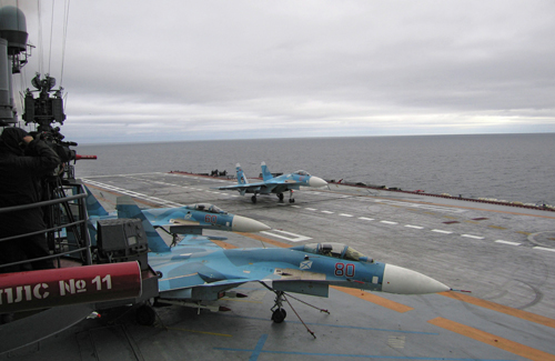 Dàn tiêm kích hạm Su-33 Flanker-D trên tàu Kuznetsov. Ảnh: Sputnik.