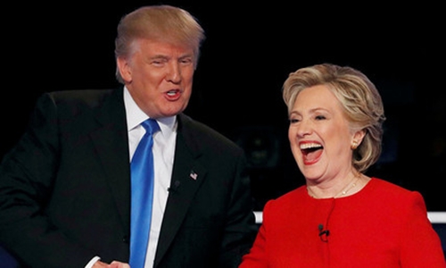 Ông Trump và bà Clinton bắt tay nhau trong lần tranh luận trực tiếp đầu tiên giữa hai ứng viên tranh cử tổng thống Mỹ hôm 26/9. Ảnh: Reuters.