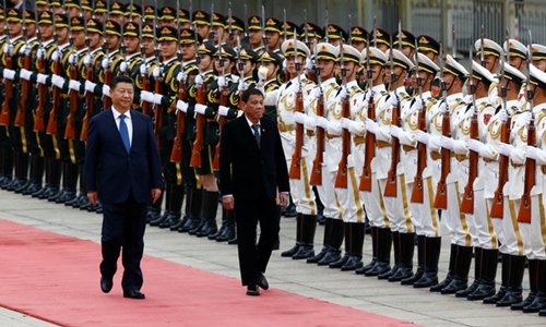 Ông Tập Cận Bình và ông Duterte duyệt đội danh dự tại Bắc Kinh, Trung Quốc. Ảnh: Reuters.
