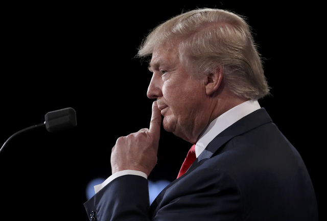 Tỷ phú Donald Trump trong cuộc tranh luận trực tiếp tại Las Vegas vào sáng nay 20/10 (Ảnh: Reuters)