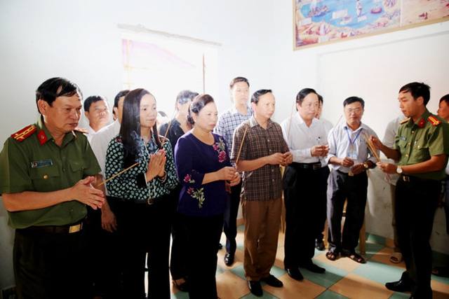 Phu Nhân Chủ tịch nước Trần Đại Quang thăm gia đình cháu bé bị lũ cuốn trôi tại xã Hưng Trung, huyện Hưng Nguyên - ảnh Phi Thanh