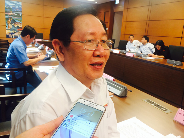 Bộ trưởng Nội vụ Lê Vĩnh Tân cho biết đang yêu cầu các địa phương báo cáo để tổng hợp, báo cáo Thủ tướng về những hiện tượng lũng đoạn trong công tác cán bộ tại các địa phương gây bức xúc dư luận.
