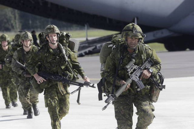 Các binh sĩ thuộc Lữ đoàn Không vận 173 tập trận tại căn cứ quân sự ở Latvia (Ảnh: Reuters)