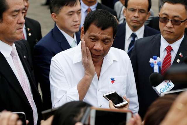 Tổng thống Philippines Rodrigo Duterte trả lời báo giới trong chuyến thăm Nhật Bản. (Ảnh: Reuters)
