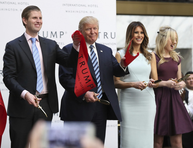 Nhà Trump trong lễ khai trương khách sạn hạng sang gần Nhà Trắng. (Ảnh: AP)