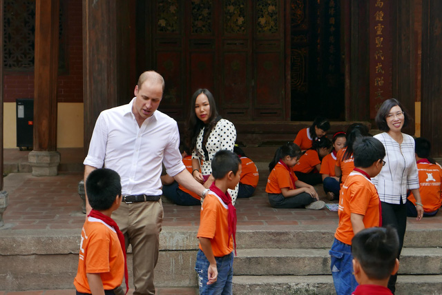   Hoàng tử và các em học sinh tiểu học Hồng Hà.  